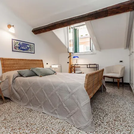 Apartment Spianata Di Castelletto, 5-bed Elegant Attic In The Historic Center Of Genua
